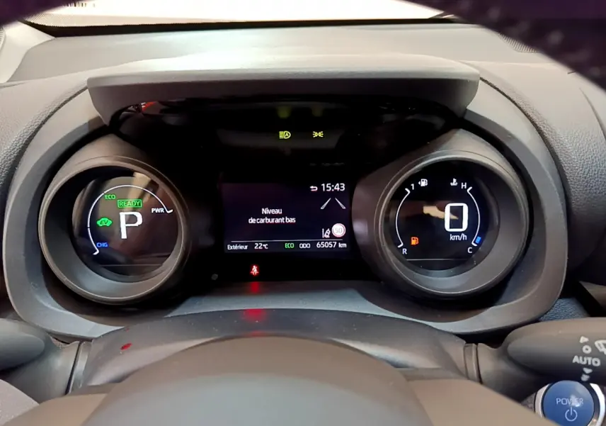 Vue rapprochée du combiné d'instruments numérique de la Toyota Yaris Cross hybride, affichant la vitesse et alertes.
