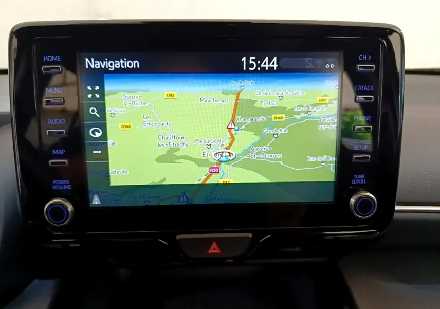 Écran tactile central de navigation du Toyota Yaris Cross blanc 2022 affichant une carte routière détaillée.