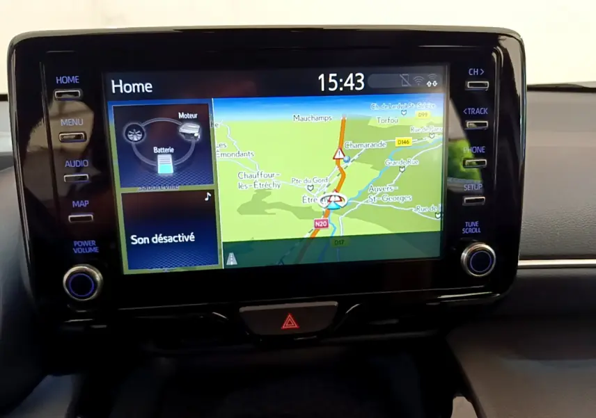 Écran tactile central affichant la navigation du Toyota Yaris Cross 1.5 Hybrid, vue intérieure du tableau de bord.