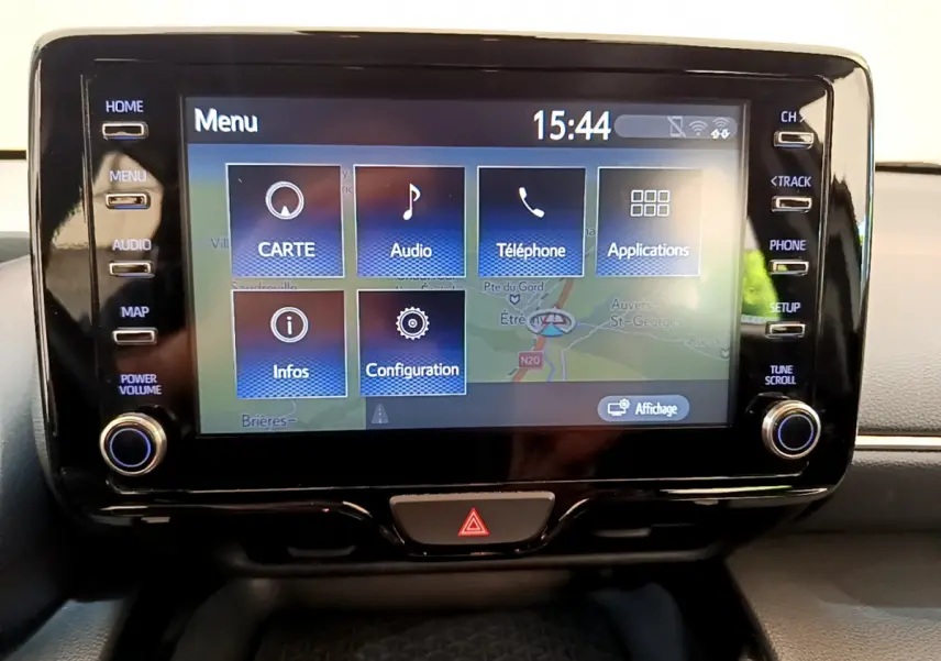 Écran tactile central de 20,3 cm affichant le menu multimédia dans l'habitacle de la Toyota Yaris Cross blanche.