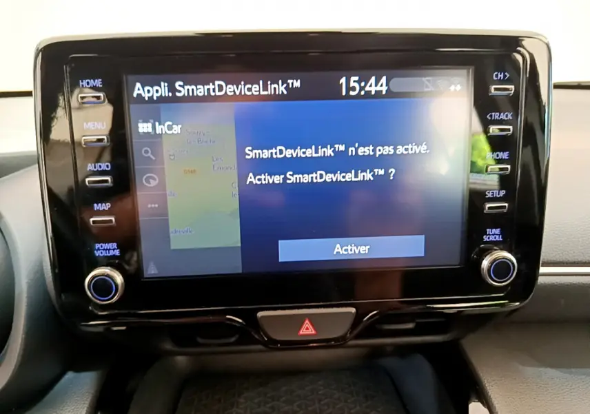 Écran tactile central du tableau de bord de la Toyota Yaris Cross 2022, affichant SmartDeviceLink non activé.