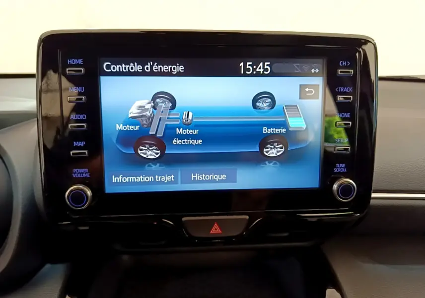 Écran tactile central du tableau de bord de la Toyota Yaris Cross blanc affichant le contrôle d'énergie hybride.