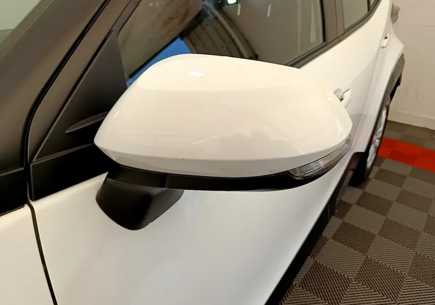 Rétroviseur blanc côté gauche de la Toyota Yaris Cross 2022, finition Dynamic Business Beyond, vue rapprochée.