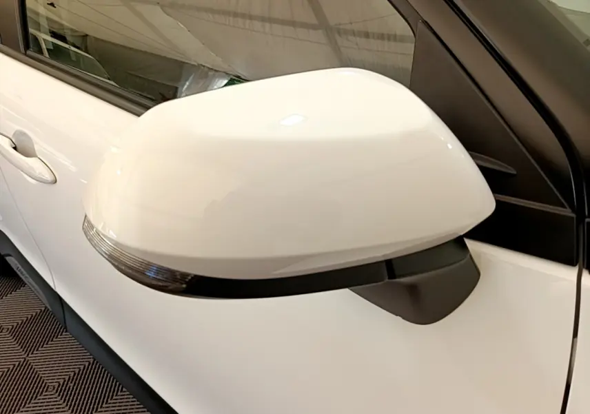 Rétroviseur côté gauche blanc avec clignotant intégré sur Toyota Yaris Cross 2022 vue rapprochée.