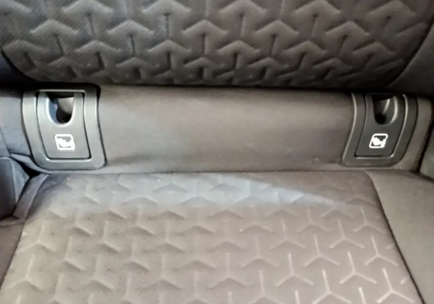 Gros plan sur la banquette arrière noire de la Toyota Yaris Cross 2022 avec attaches Isofix visibles.