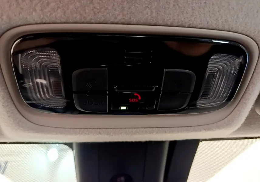 Gros plan sur la console de toit avec éclairages et bouton SOS du Toyota Yaris Cross blanc 2022.