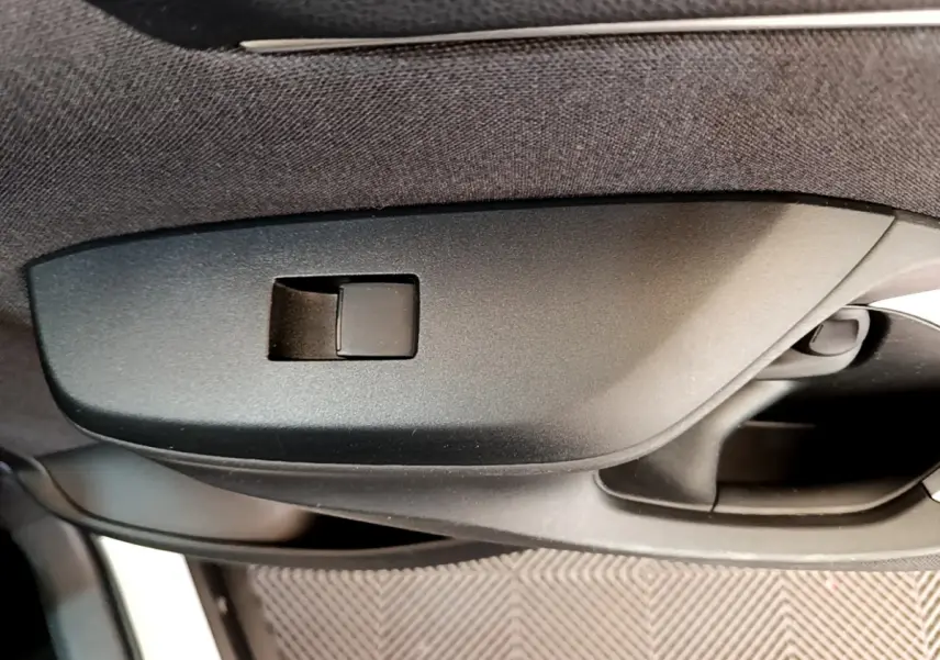 Détail de la poignée intérieure noire côté conducteur de la Toyota Yaris Cross blanche 2022.