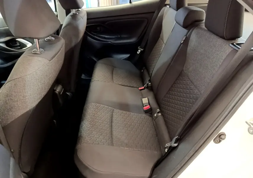 Vue intérieure côté droit sur la banquette arrière tissu gris du Toyota Yaris Cross blanc 2022 hybride