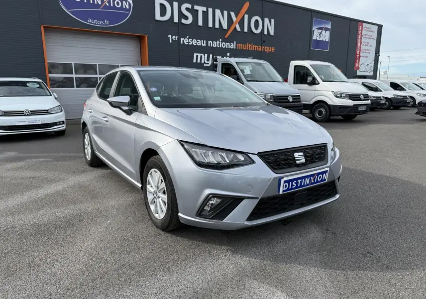 SEAT Ibiza 1.0 TSI Style 2022 en argent Urban vue 3/4 avant avec projecteurs antibrouillard et jantes alliage 15 pouces.