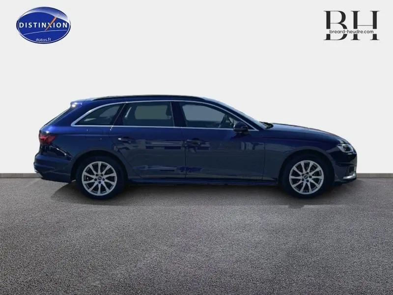 Profil droit d'une Audi A4 Avant 30 TDI bleu Navarre métallisé, avec jantes alliage et vitres teintées.