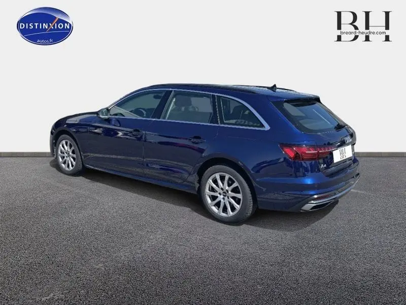 Audi A4 Avant bleu Navarre métallisé vue 3/4 arrière droit, avec jantes alu et feux arrière LED distinctifs.