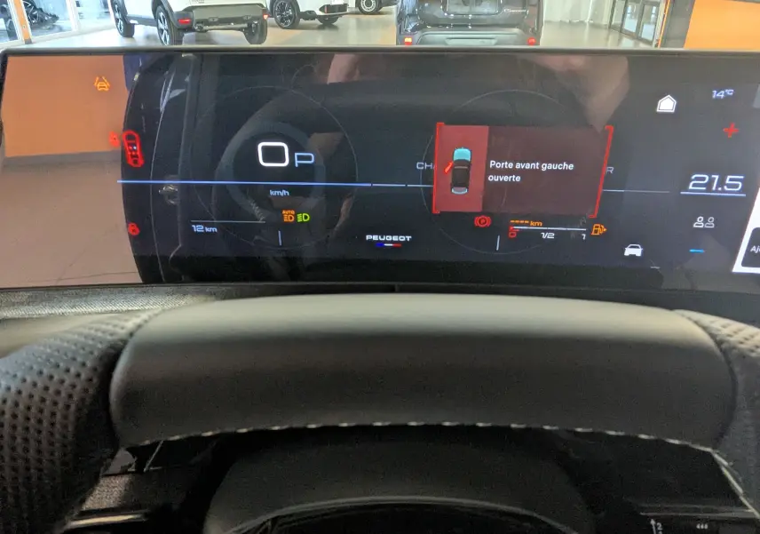 Vue intérieure du tableau de bord numérique du Peugeot 3008 Hybrid 145 GT, affichant porte avant gauche ouverte et température à 21,5°C.