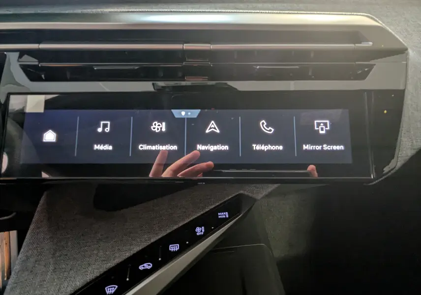 Écran tactile central du tableau de bord du Peugeot 3008 Hybrid gris titane, affichant les menus média, climatisation, navigation, téléphone et Mirror Screen.