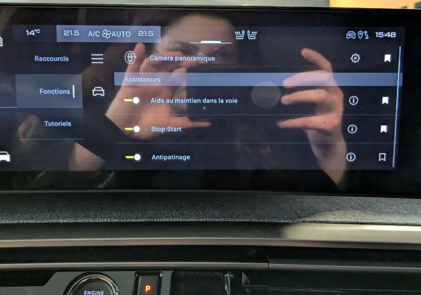 Écran tactile central du Peugeot 3008 Hybrid 145 GT 2025 affichant les aides à la conduite, vue de face intérieure.