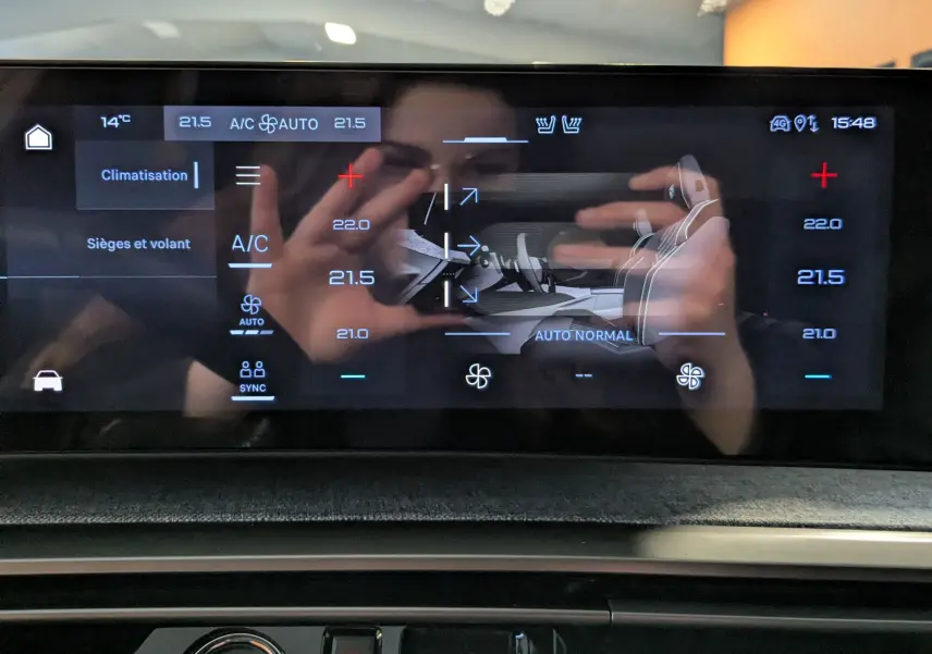 Écran tactile central du Peugeot 3008 Hybrid 145 GT affichant les réglages de climatisation et sièges chauffants.