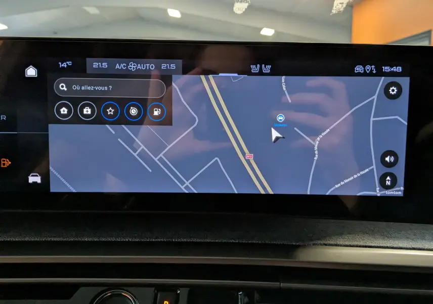 Écran central tactile du tableau de bord du Peugeot 3008 Hybrid 145 GT affichant la navigation GPS.