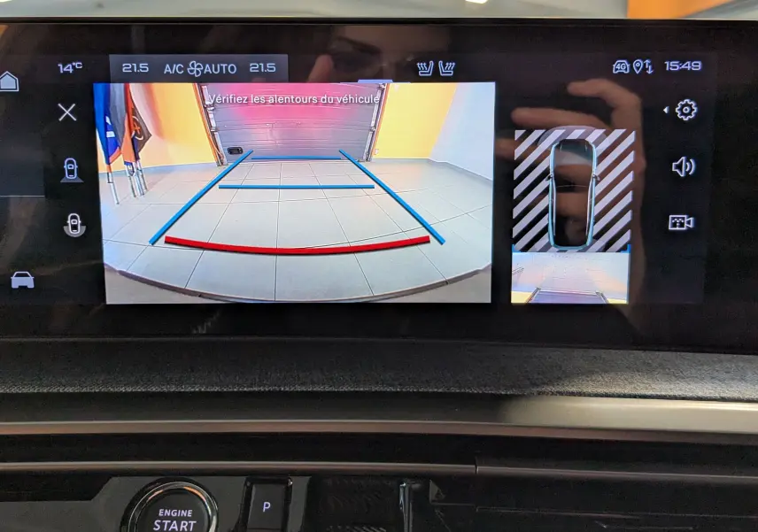 Écran central du Peugeot 3008 Hybrid 145 GT 2025 montrant la caméra de recul avec guidage dynamique et vue 360° intérieure.