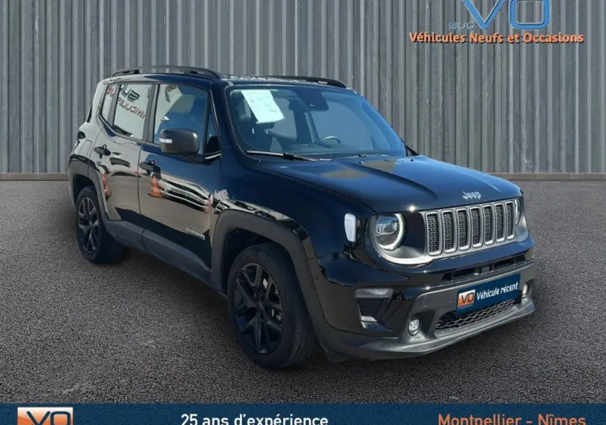 Jeep Renegade noir en 3/4 avant droit, avec jantes alliage noires et barres de toit visibles sur fond neutre.
