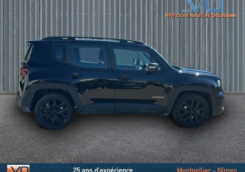 Vue de profil côté gauche d'un Jeep Renegade noir 2024 avec jantes alliage noires et barres de toit visibles.