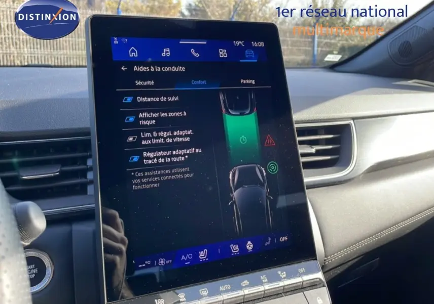 Intérieur du Renault Symbioz 2025 en gris cassiopée métal, vue sur l'écran tactile central avec aides à la conduite affichées.