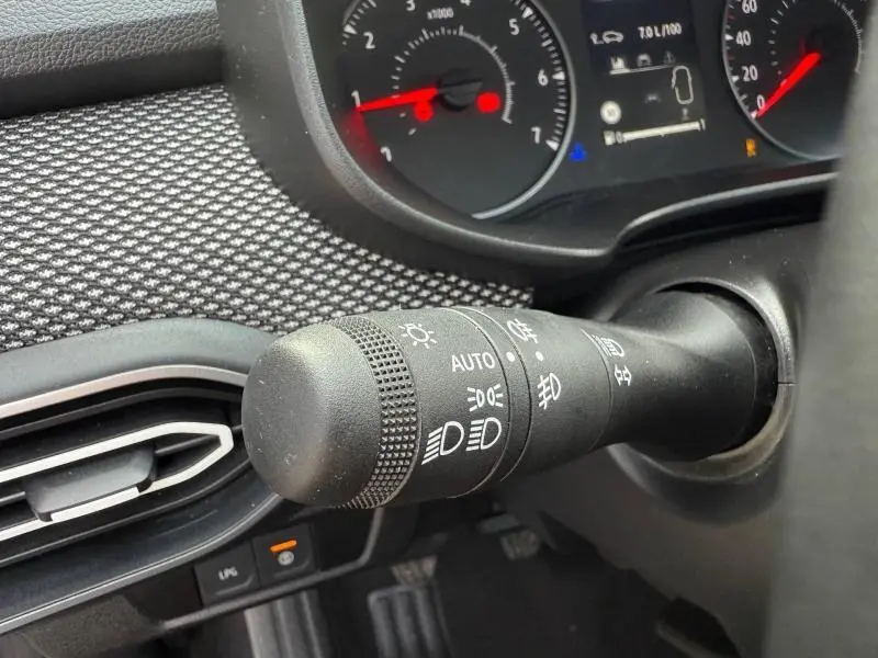 Gros plan sur la commande des feux du tableau de bord du Dacia Jogger gris 2025, avec affichage digital et témoin GPL.