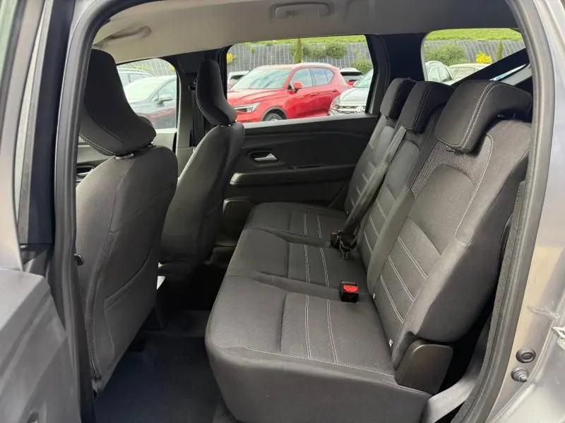 Vue intérieure côté droit sur la banquette arrière grise du Dacia Jogger 2025, version 7 places avec sièges tissu.