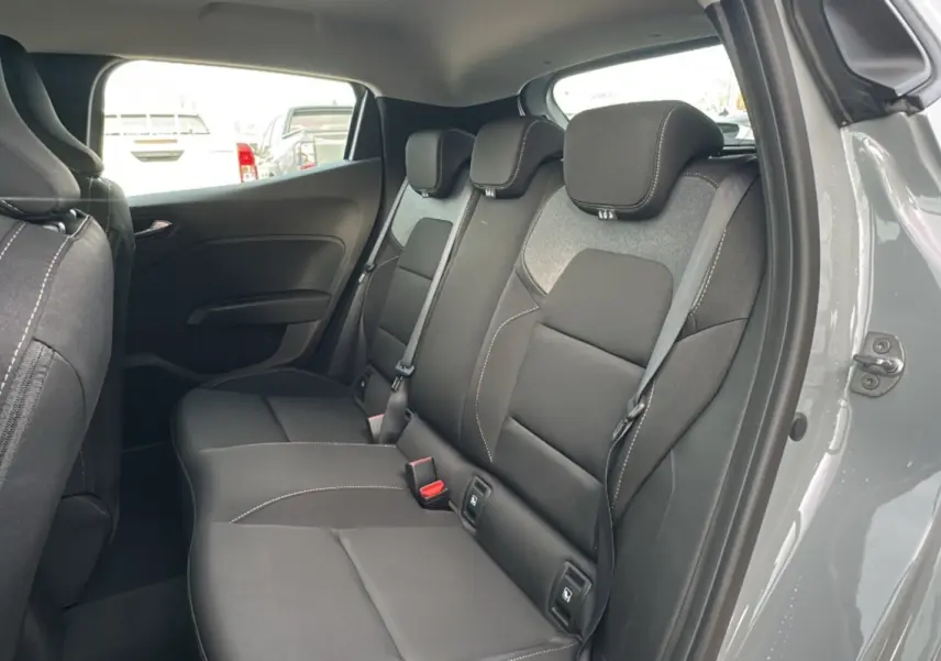 Vue côté droit de la banquette arrière noire avec surpiqûres blanches d'une Renault Clio Gris Rafale 2025.