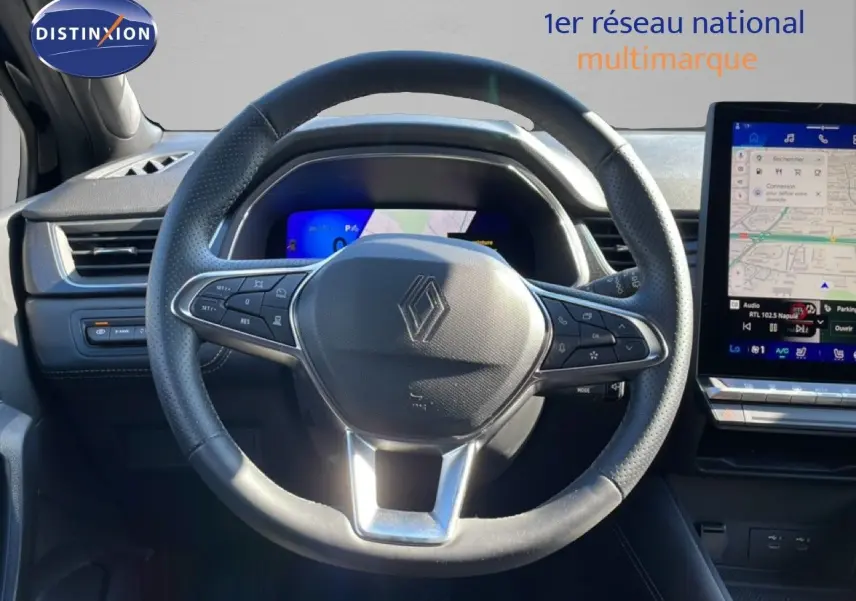 Vue intérieure centrée sur le volant noir perforé de la Renault Symbioz 2025 avec écran tactile et tableau de bord digital.