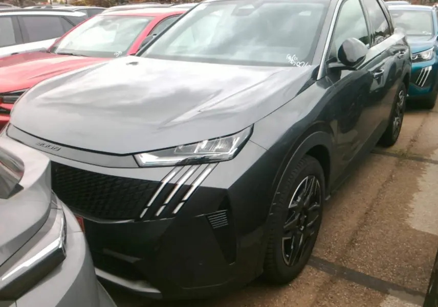 Peugeot 3008 gris foncé en 3/4 avant droit, avec jantes alliage 19'' diamantées et peinture métallisée.