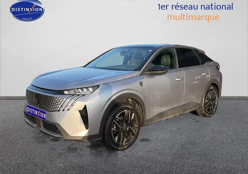 Peugeot 3008 gris 3/4 avant droit, avec calandre distinctive et jantes alliage noires.