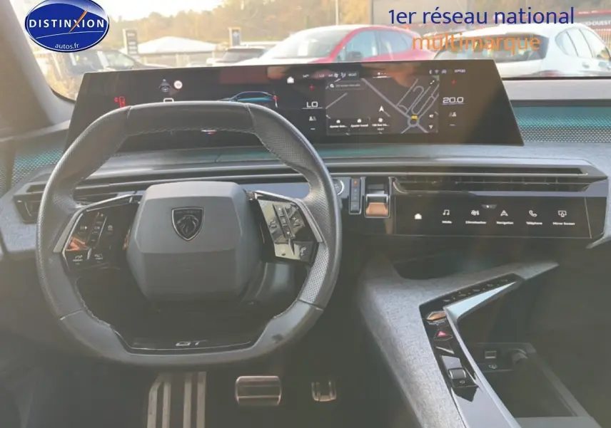 Vue intérieure du tableau de bord du Peugeot 3008 gris 2025, avec volant cuir multifonction et écran tactile large.