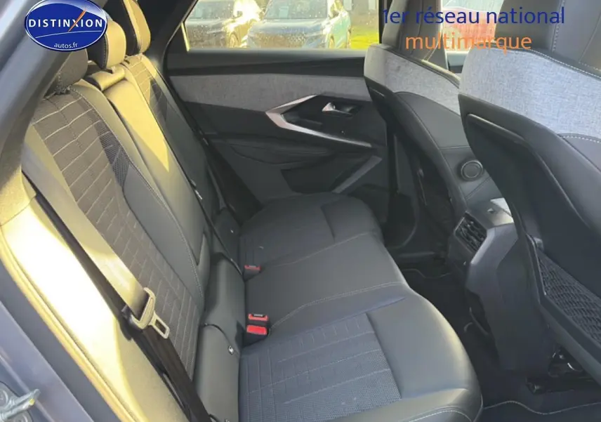 Vue intérieure arrière droite du Peugeot 3008 gris, montrant la banquette en cuir et tissu avec appuis-tête intégrés.