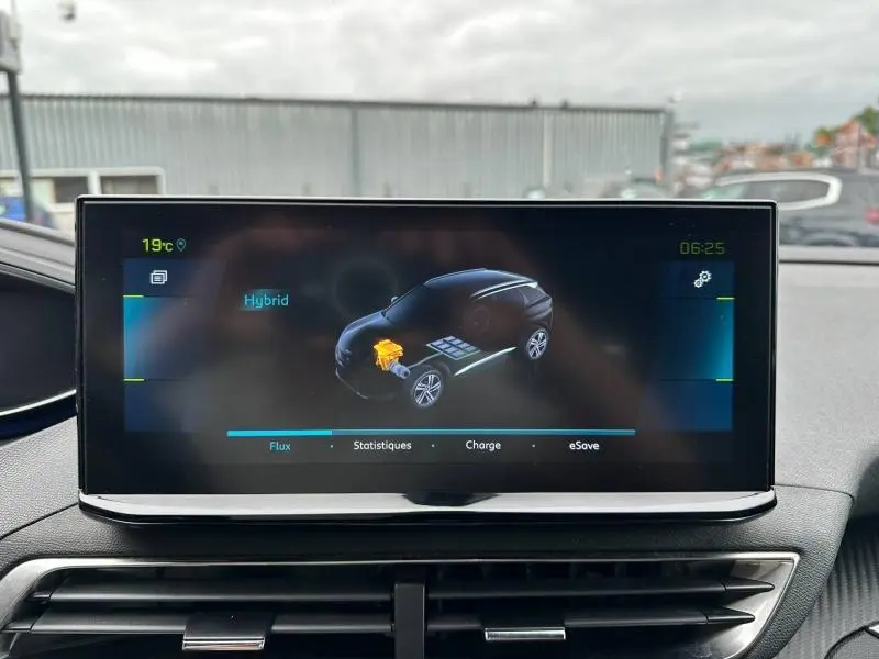 Écran tactile intérieur du Peugeot 3008 hybride montrant le schéma de flux d'énergie en vue frontale.