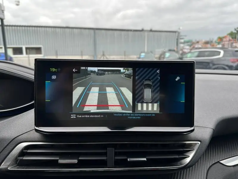 Écran tactile intérieur du Peugeot 3008 Hybride Rechargeable montrant la caméra de recul et l'aide au stationnement.