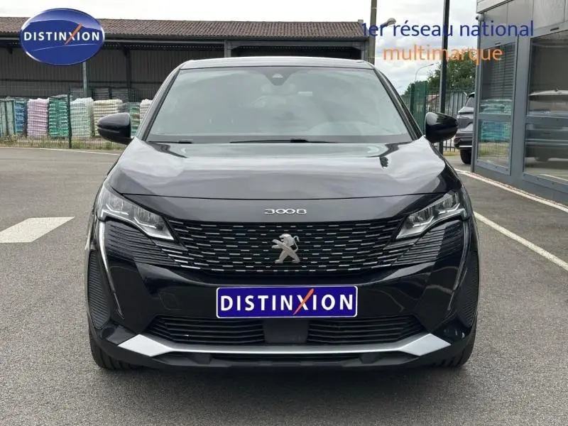 Vue frontale d'un Peugeot 3008 Hybride Rechargeable noir Perla Nera avec calandre distinctive et phares LED marqués.