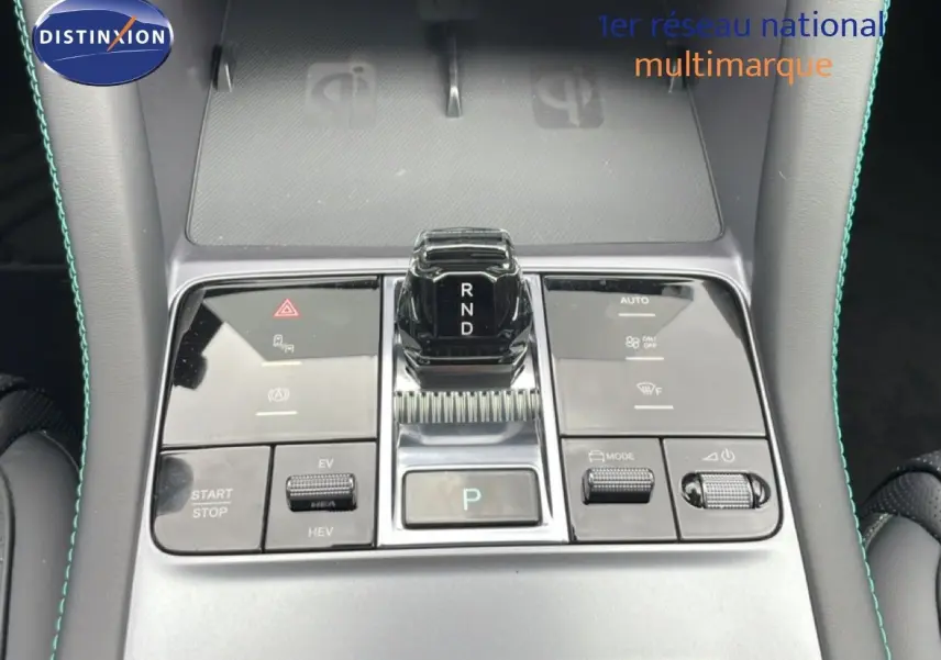 Gros plan sur la console centrale grise du BYD SEAL U 2026 avec levier de vitesses automatique et commandes tactiles.