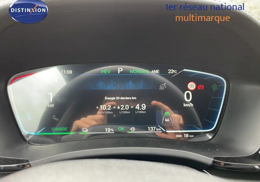 Vue rapprochée du tableau de bord numérique du BYD SEAL U 2026, affichant consommation et autonomie en mode hybride.