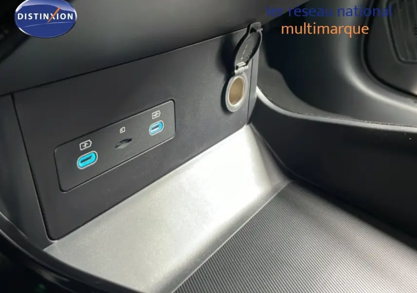 Détail de la console centrale intérieure du BYD SEAL U 2026 avec ports USB-C et prise 12V, finition noire.
