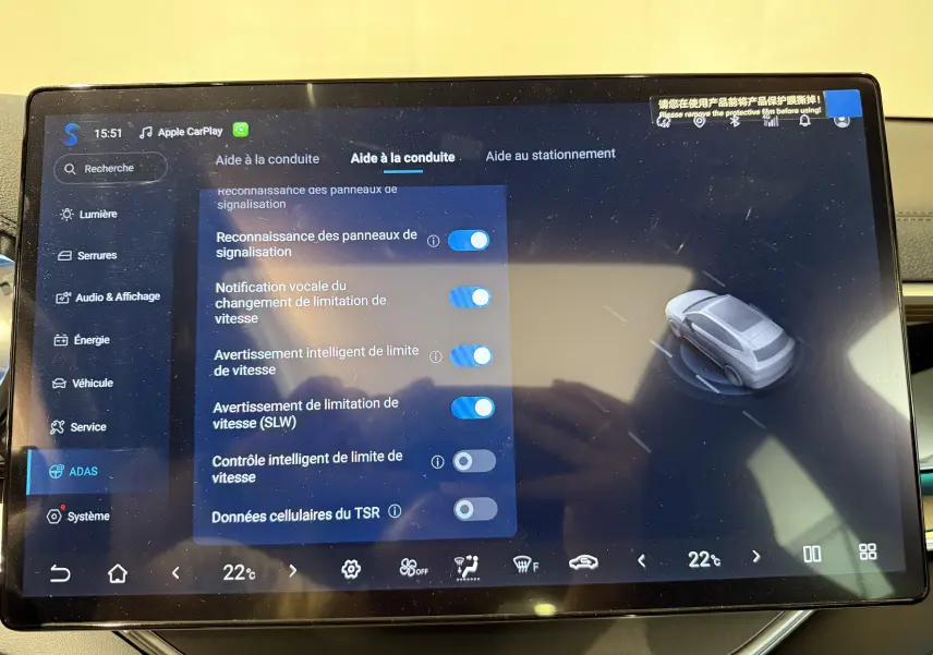 Écran tactile intérieur du BYD SEAL U 2026 affichant les aides à la conduite avec interface en français.