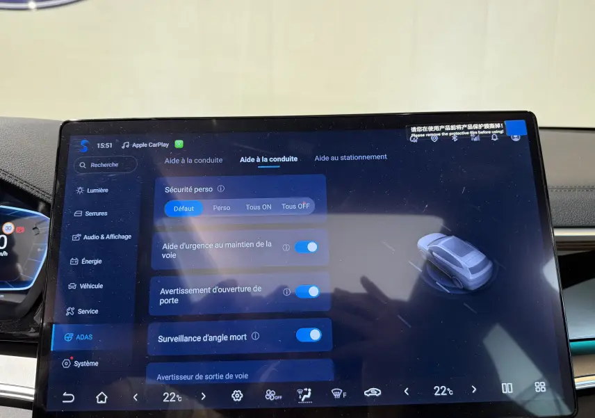 Écran tactile central du BYD SEAL U 2026 affichant les options d’aide à la conduite avec interface en français.