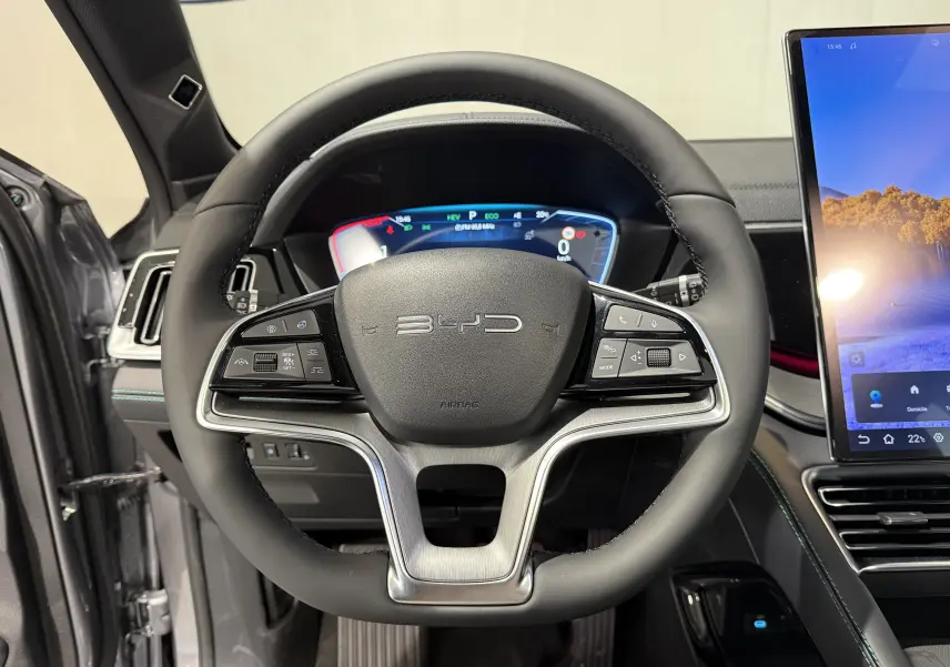 Vue rapprochée du volant noir du BYD SEAL U 2026 avec tableau de bord numérique et écran tactile latéral.