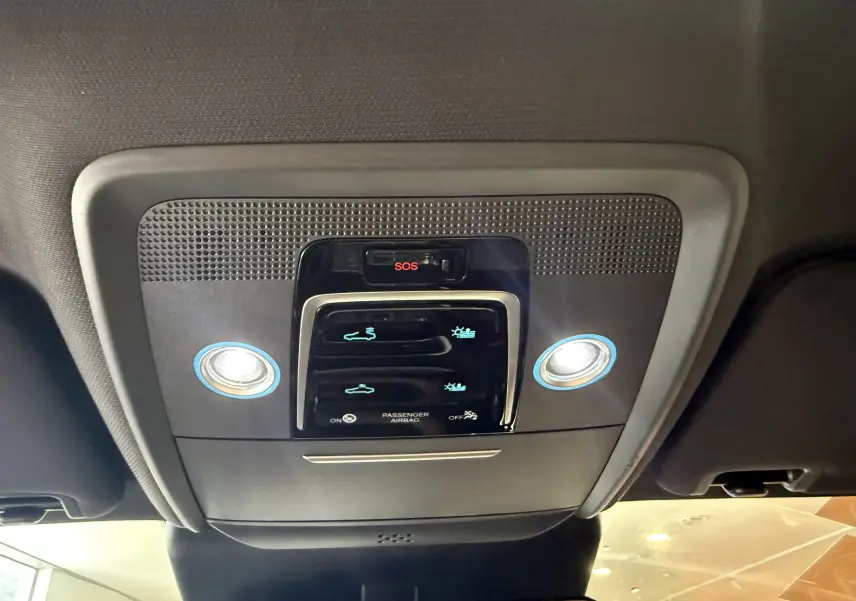 Vue intérieure du plafonnier noir du BYD SEAL U 2026 avec commandes éclairage et bouton SOS rouge.