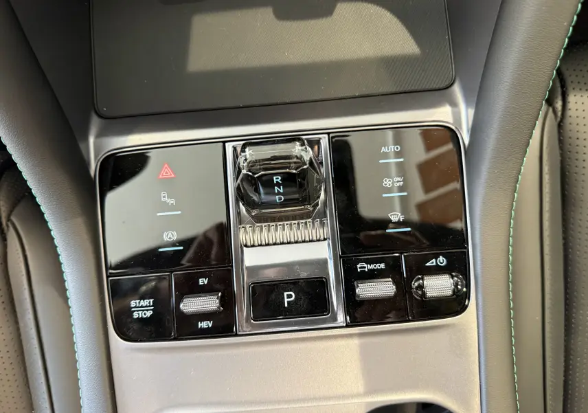 Vue rapprochée de la console centrale du BYD SEAL U 2026 avec levier de vitesses cristal et commandes tactiles noires.