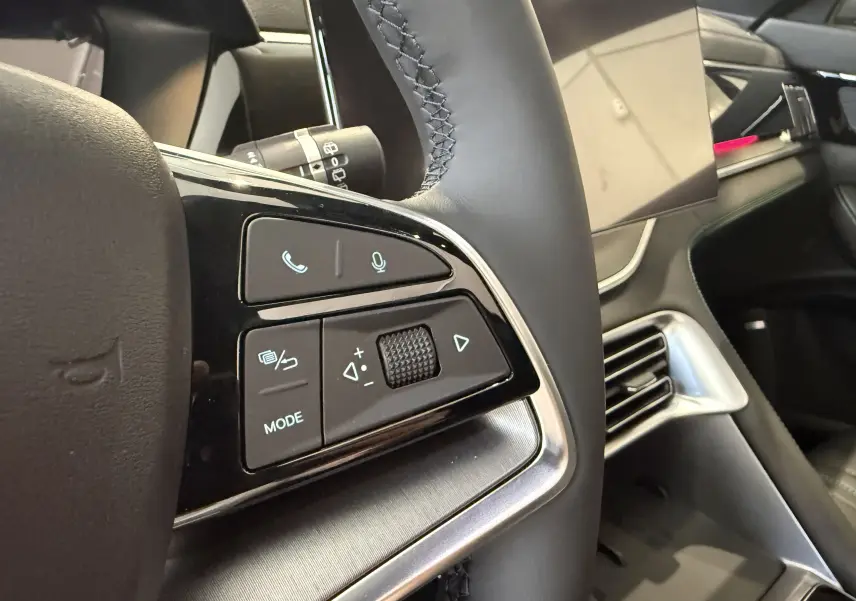 Gros plan sur les commandes du volant en cuir noir du BYD SEAL U 2026, avec détails chromés et finition soignée.