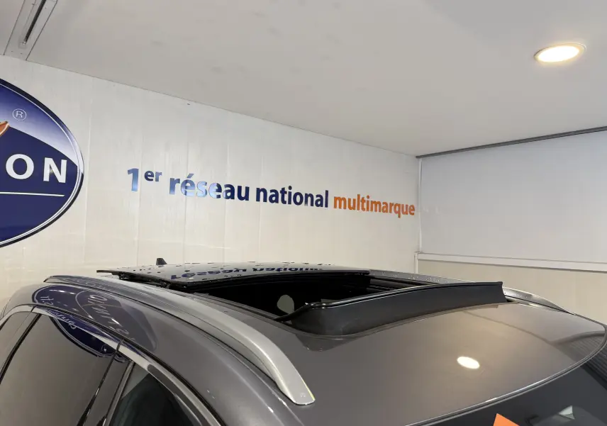 Toit ouvrant panoramique ouvert sur le dessus d’un BYD SEAL U gris métallisé en vue partielle intérieure.