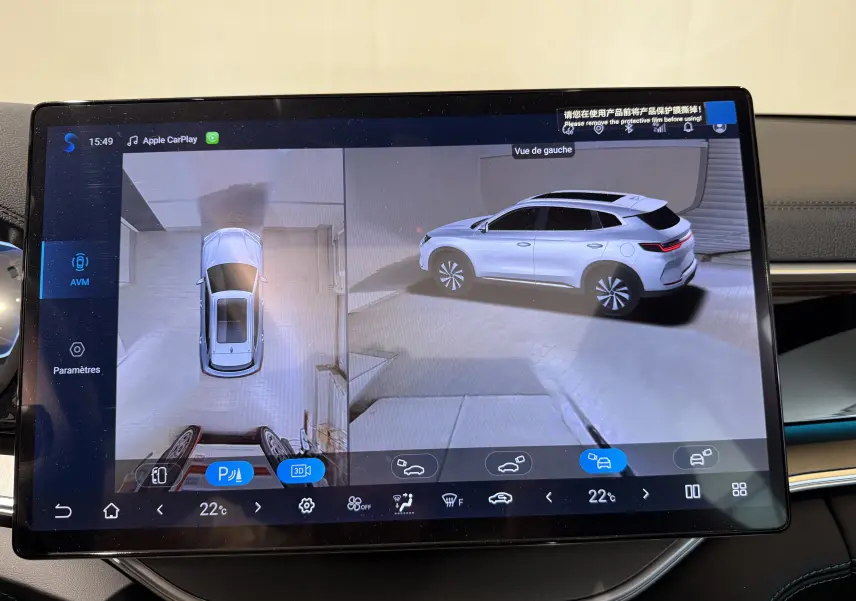 Écran tactile montrant la vue 3D d'une BYD SEAL U grise TIME GREY METAL, angle latéral gauche et vue du dessus.