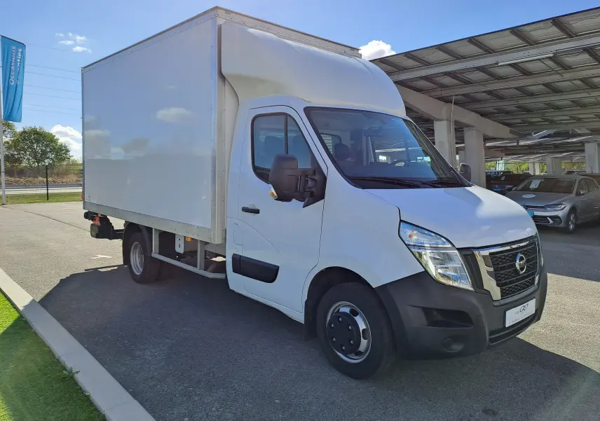 Nissan Interstar châssis cabine blanc en 3/4 avant droit, avec caisse fermée et calandre noire distinctive.