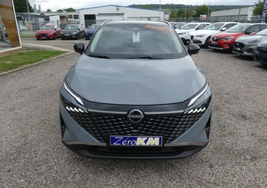 Vue de face du Nissan Qashqai 1.5 e-Power gris métallisé avec calandre noire et feux LED distinctifs.