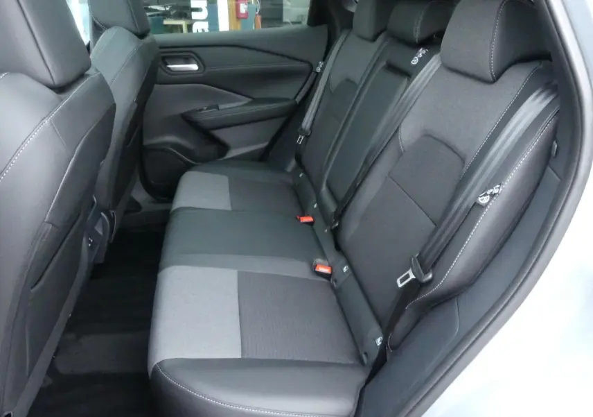 Banquette arrière en tissu et TEP noir avec surpiqûres blanches dans un Nissan Qashqai 1.5 e-Power gris métallisé, vue côté droit.