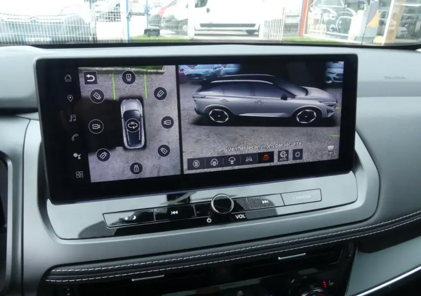 Écran central affichant la vue 3D latérale droite et vue aérienne du Nissan Qashqai gris métallisé en stationnement